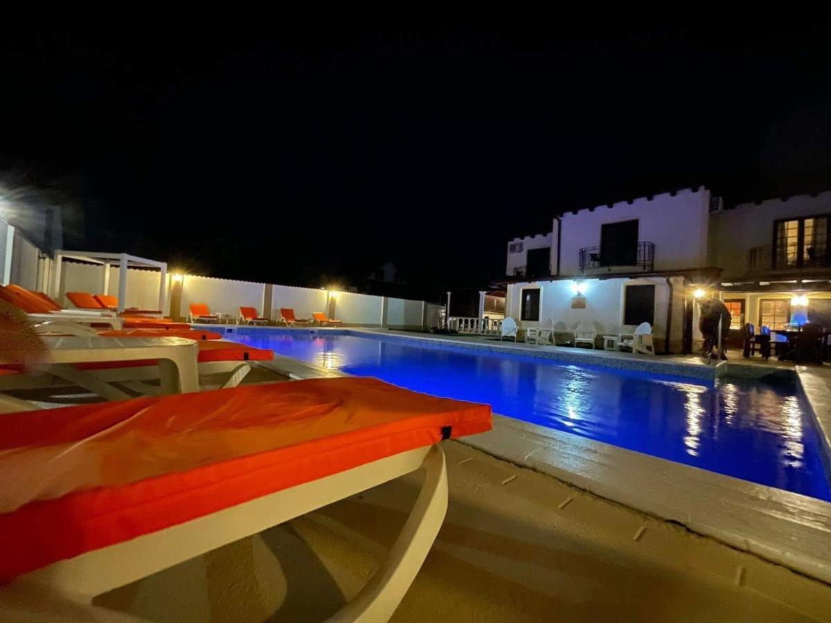 Villa California Haţeg Екстериор снимка