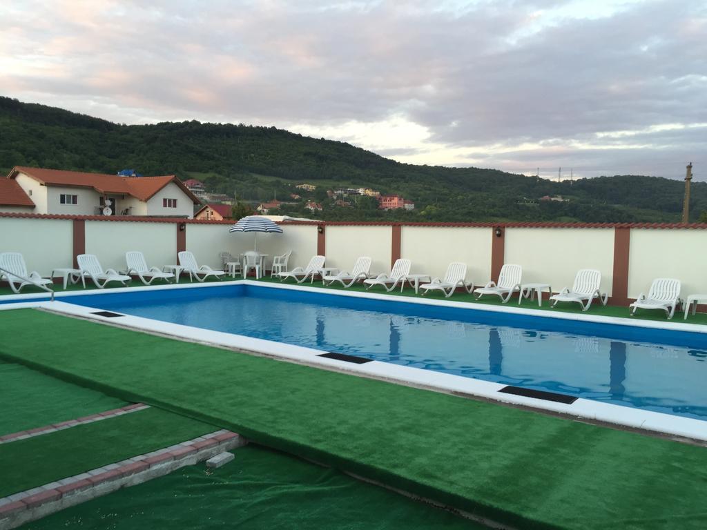 Villa California Haţeg Екстериор снимка