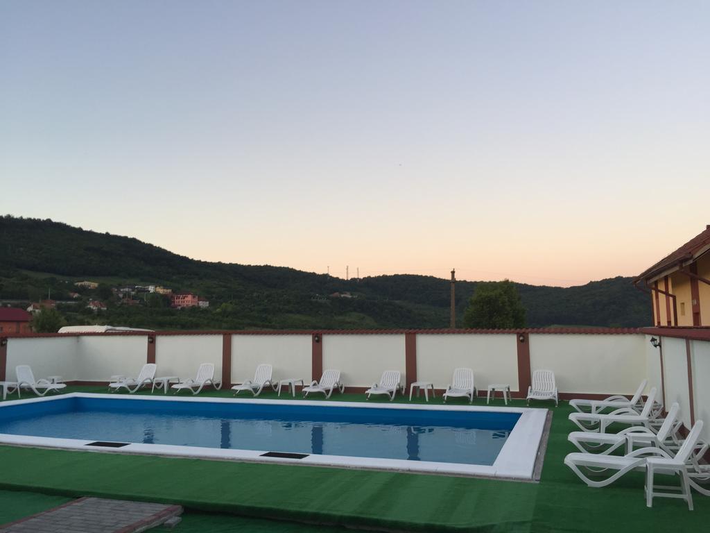 Villa California Haţeg Екстериор снимка