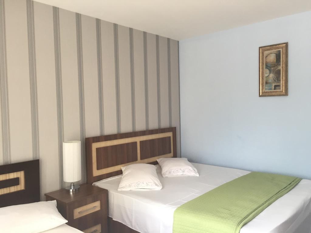 Villa California Haţeg Екстериор снимка