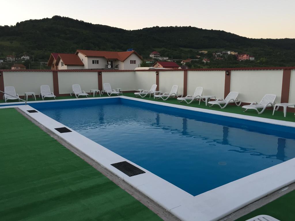 Villa California Haţeg Екстериор снимка